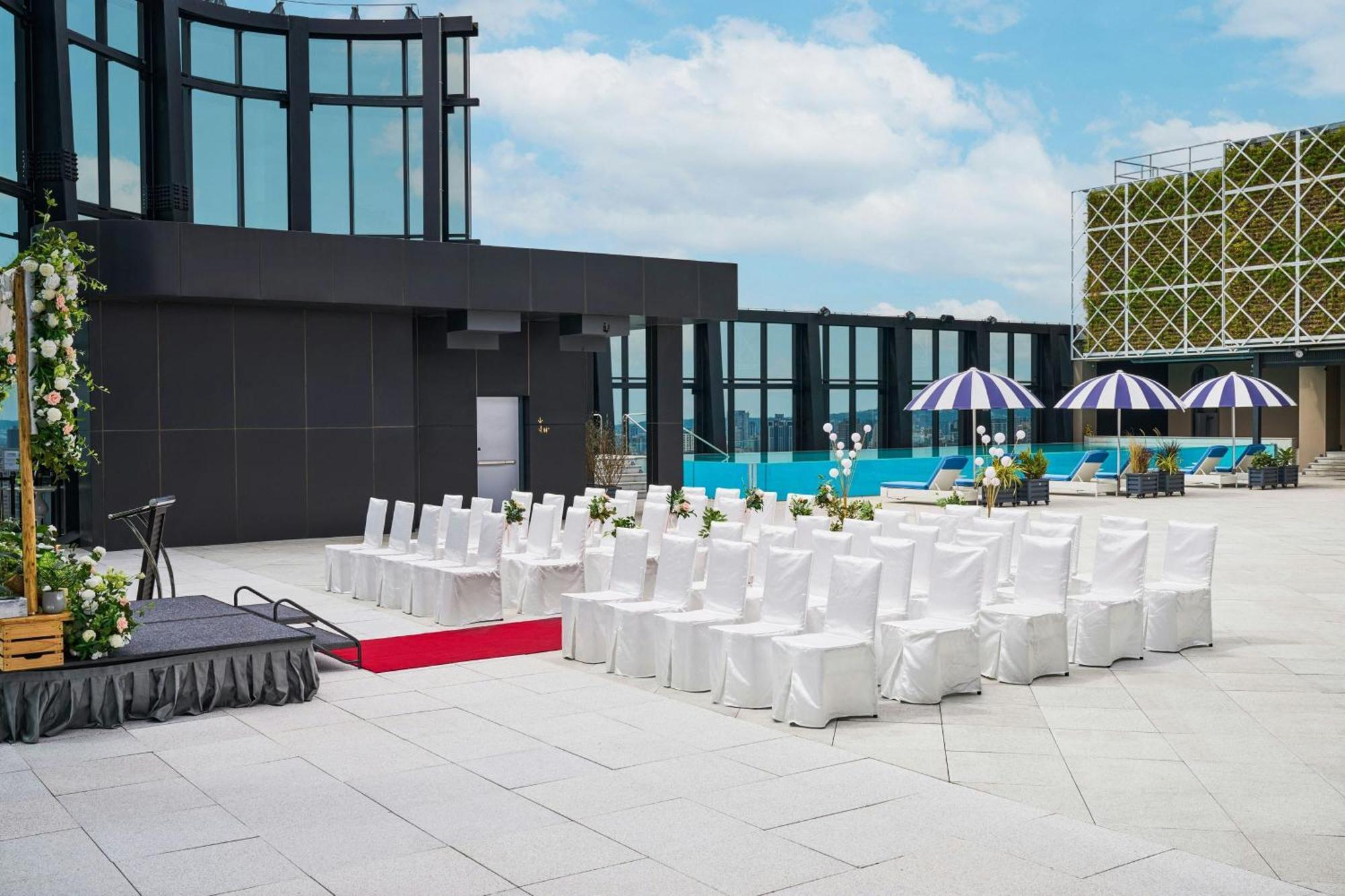 Le Meridien تايتشونغ المظهر الخارجي الصورة The rooftop pool at the hotel