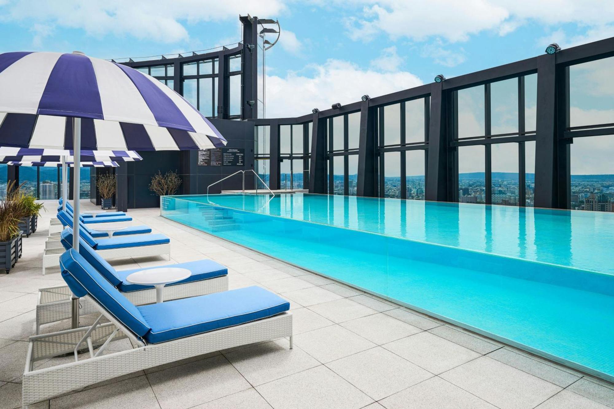 Le Meridien تايتشونغ المظهر الخارجي الصورة The rooftop pool at The Westin