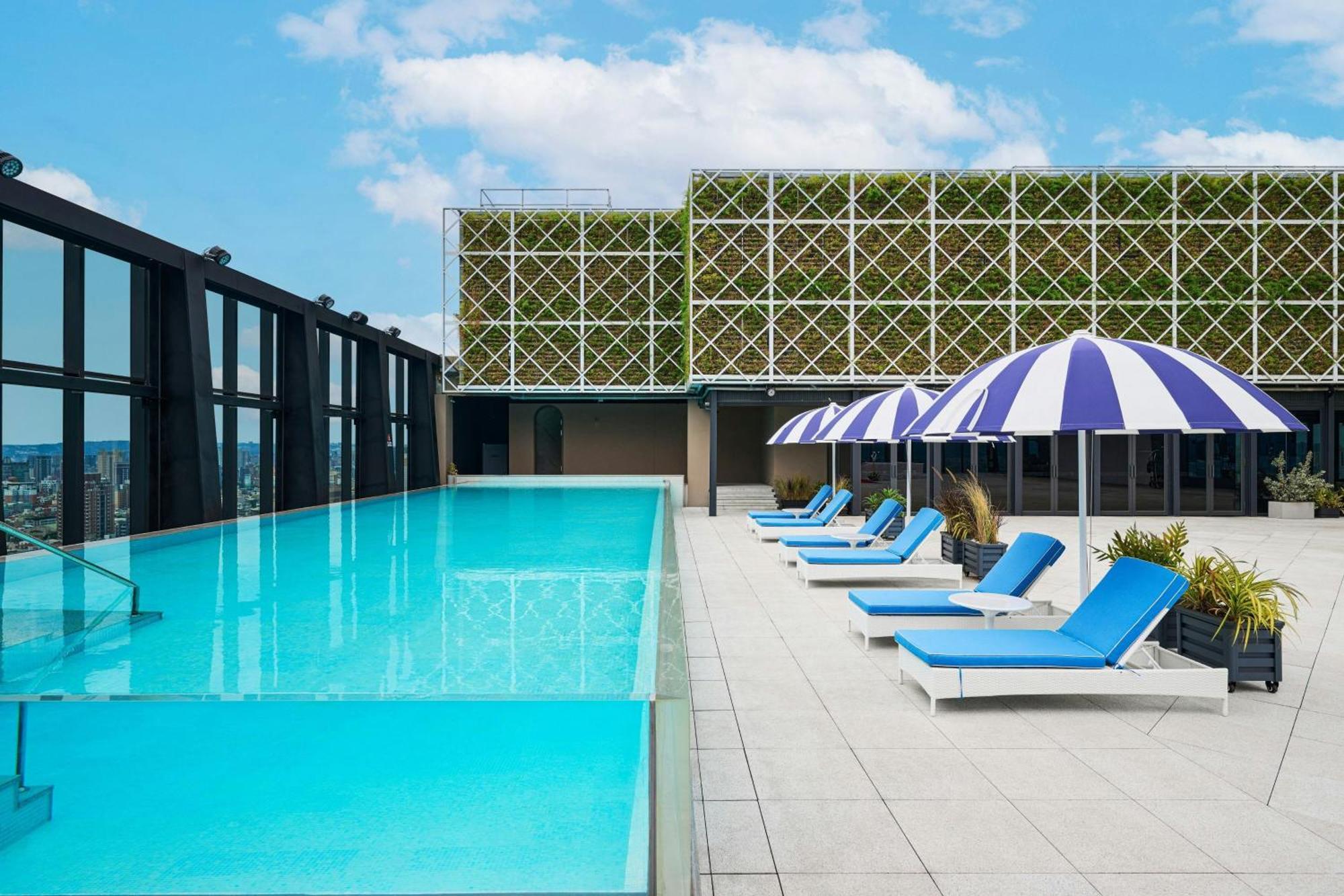 Le Meridien تايتشونغ المظهر الخارجي الصورة Rooftop pool at The Standard East Village