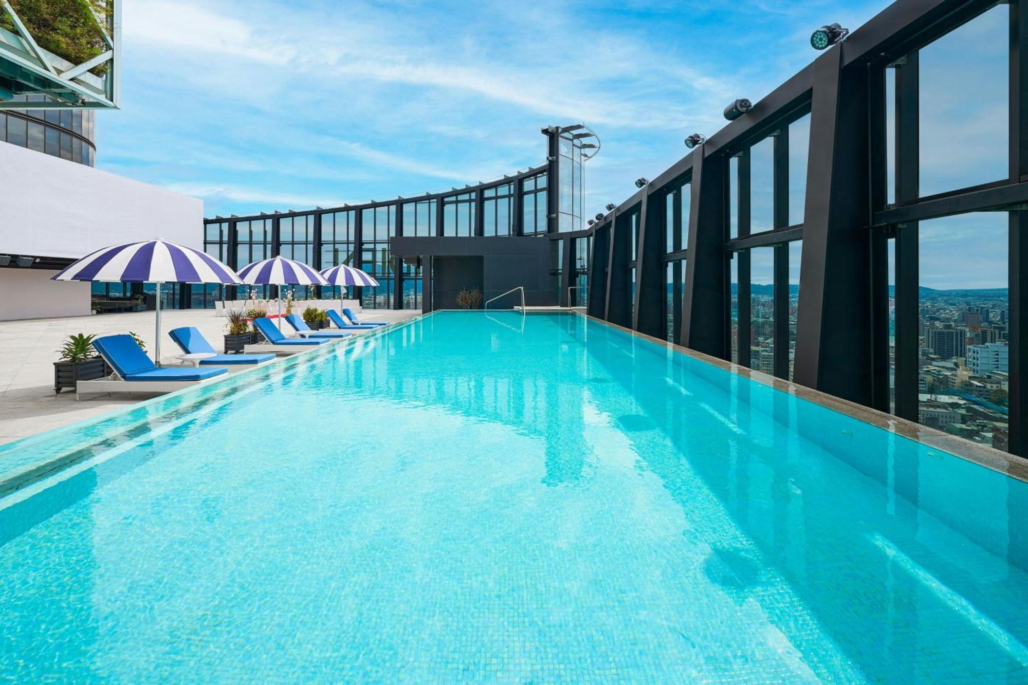 Le Meridien تايتشونغ المظهر الخارجي الصورة The rooftop pool at the hotel
